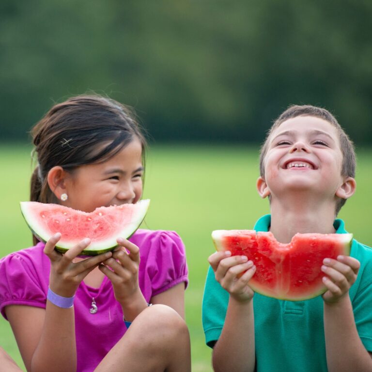 2 Kinder essen eine Wassermelone