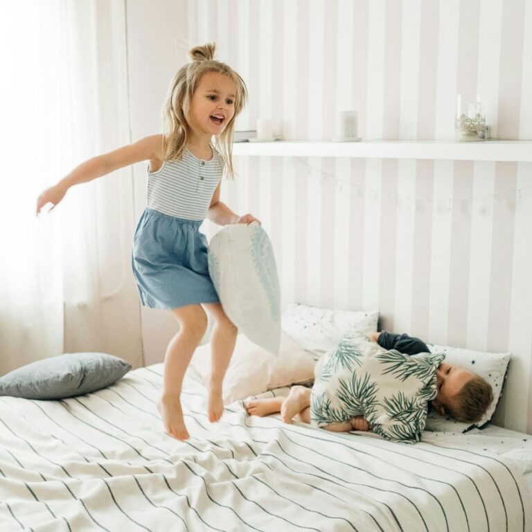 Kind tobend auf Bett